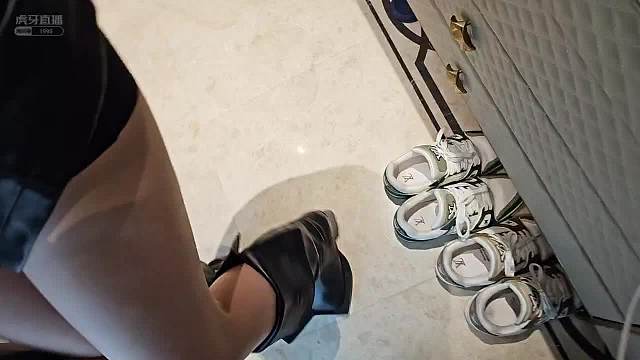 酷哥给女嘉宾脱鞋竟把女嘉宾脱劈叉？