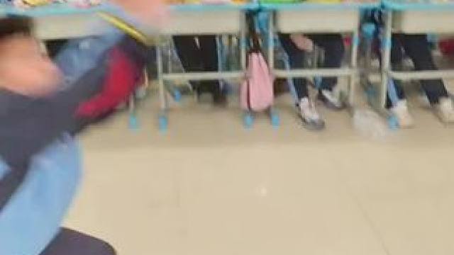 男孩上小学后第一次参加班级活动 个人展示震惊全场
