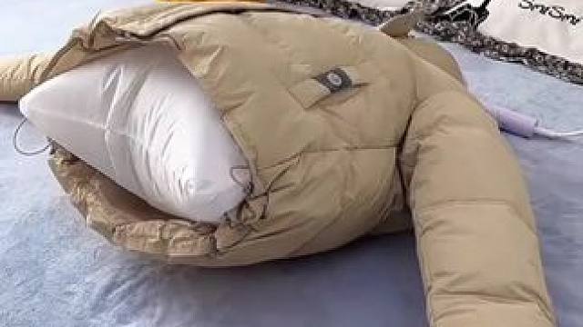 洗完的羽绒服总是一坨一坨的，或者平时着急穿的衣服都可以用这个烘干袋，洗完的羽绒服边吹边拍打，不仅干的