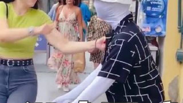 小拳拳捶你胸口……#这谁顶得住啊 #看一遍笑一遍 #路人视角