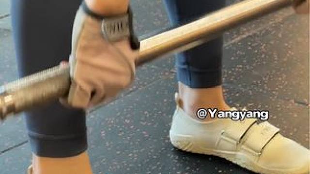 健身女孩臀腿日都爱穿搭的鞋子，好看还实用，特别是臀腿日训练#臀部训练 #深蹲鞋 #健身穿搭