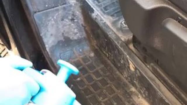 汽车开久了，就会出现车门开关太重，天窗座椅滑轨卡顿异响，记得备上 #润滑脂 #定期保养润滑 #汽车好