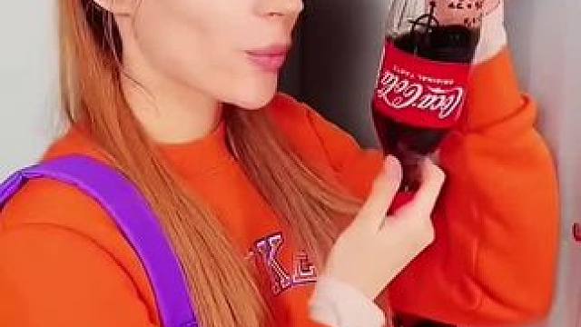 在可乐瓶上面打小抄，结局让人出乎意料！#看一遍笑一遍 #老外真会玩 #意想不到的结局 #这操作都看傻