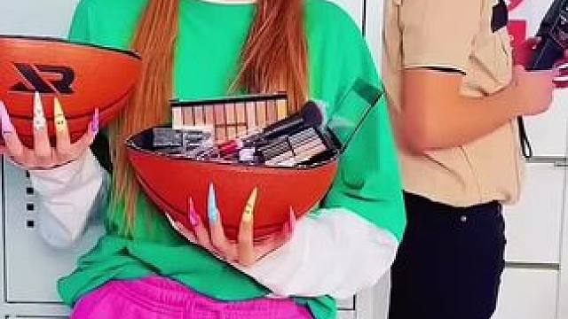 为了把化妆品带进教室，把它们都装进篮球里！#看一遍笑一遍 #这操作都看傻了 #老外真会玩 #意想不到