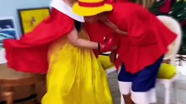 男子吃棒棒糖被卡住，妻子一招机智化解！#看一遍笑一遍 #这操作都看傻了 #意想不到的结局 #老外真会