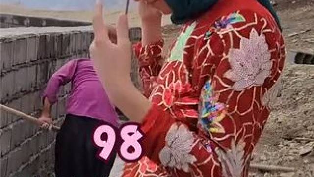 欧文家建房第66天，小夫妻继续垒砌院墙，姐夫帮忙搬运建材。 #欧文一家 #萨拉 #戴 #生活 #伊朗