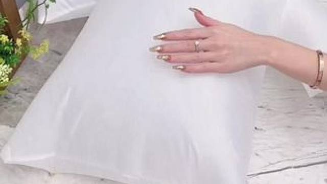 洗完的羽绒服总是一坨一坨的，或者平时着急穿的衣服都可以用这个烘干袋，洗完的羽绒服边吹边拍打，不仅干的