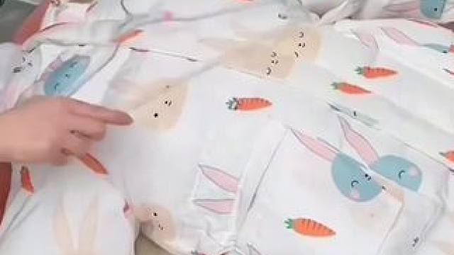 洗完的羽绒服总是一坨一坨的，或者平时着急穿的衣服都可以用这个烘干袋，洗完的羽绒服边吹边拍打，不仅干的