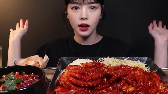 【Boki 字幕版】超大辣炒章鱼配面条吃播