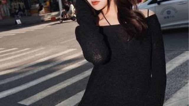 “重生之我在西双版纳做街拍”
：索尼a7r3  
镜头：适马28-70
闪光灯：金贝hd2max 
