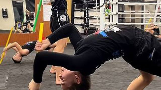 做起来很难，做的时候却开开心心，真不错。 #知识前沿派对 文化知识和体育知识，对小孩子一样重要，启发