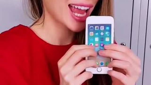 把美食做成手机迷惑保安，这吃起来太奢侈了！#看一遍笑一遍 #这操作都看傻了 #沙雕老外 #意想不到的