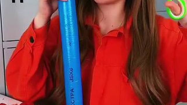 美女用软管输送美食，结果让人出乎意料！#看一遍笑一遍 #这操作都看傻了 #老外真会玩 #沙雕老外 #