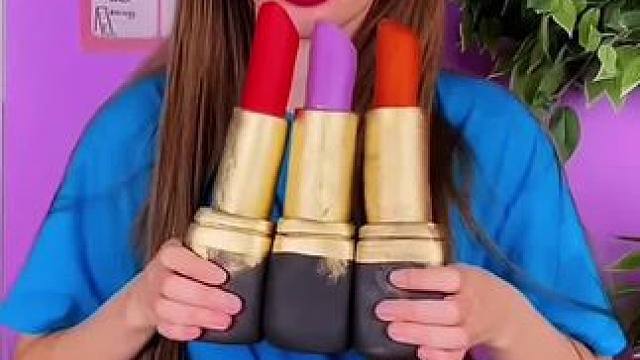 为了偷吃不被发现，把美食做成巨型口红！#看一遍笑一遍 #万万没想到 #意想不到的结局 #老外真会玩 