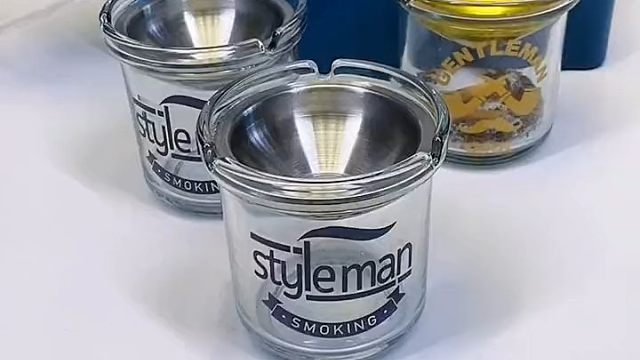漏斗设计的烟灰缸，烟灰不会到处乱飞，再也不怕烟灰弄的到处都是难清理了