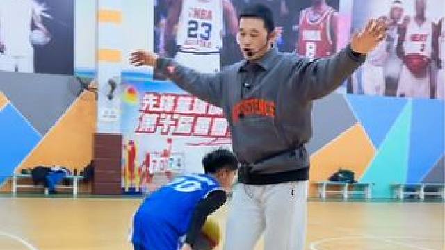 #篮球 #日常训练 #一分钟干货教学 
运球实战过人节奏模拟
｜慢快转换平行分步变向过人
｜慢快转换