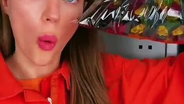 把软糖装进保鲜袋里，用沸水把它们都融化掉！#看一遍笑一遍 #这操作都看傻了 #万万没想到 #意想不到