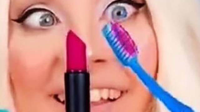 为了能涂上美美的口红，在牙刷上大做文章！ #搞笑老外 #外国人真会玩 #老外恶搞 #歪果仁真会玩 #