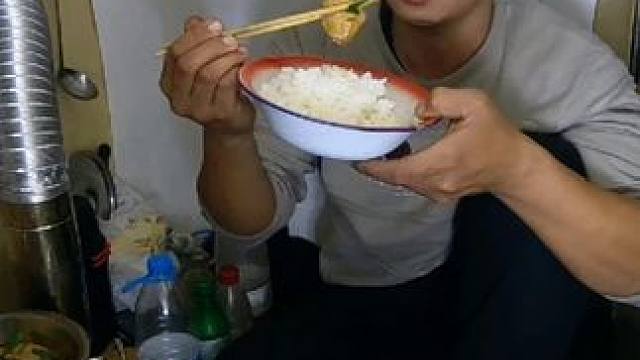 手机坏了被迫滞留一天，天气太冷躲在小房车里烧鸡翅吃味道太棒了 #床车旅行 #厨男 #鸡翅的神仙吃法