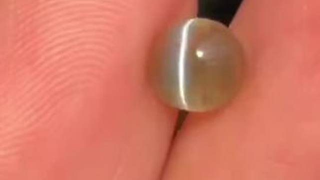 金绿猫眼1.08，很干净Q弹的一颗金绿宝猫眼石，不需要特地打灯很多光线条件下都可以轻轻松松出现眼线 