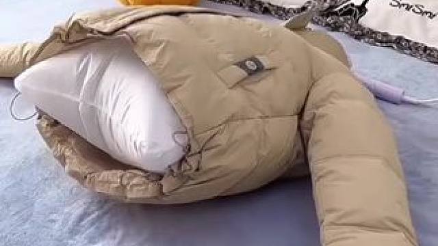 洗完的羽绒服总是一坨一坨的，或者平时着急穿的衣服都可以用这个烘干袋，洗完的羽绒服边吹边拍打，不仅干的