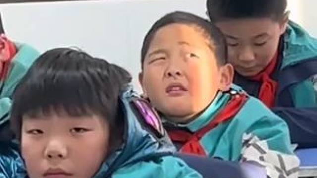 男生自习课走神#记录校园生活 这小表情#有趣 内心OS一定很多