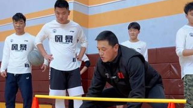 #篮球 #日常训练 #一分钟干货教学 
横杆多方式强化基础球性
｜横杆进前后双球控制力
｜三角杆左右