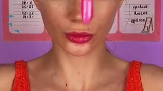 把口红穿起来当项链用，这操作简直太牛了！#看一遍笑一遍 #老外真会玩 #脑洞大开 #老外迷惑行为 #