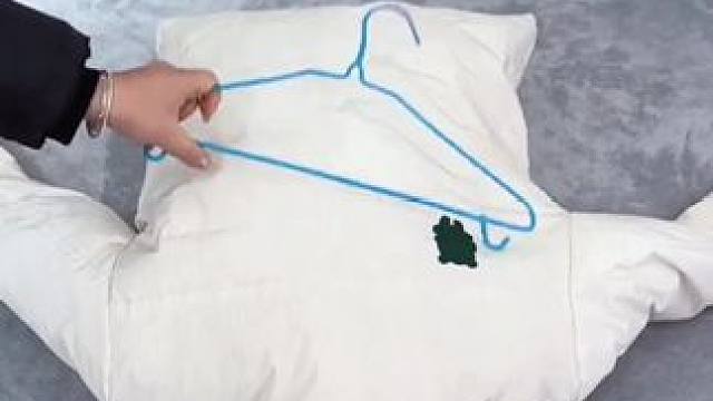 洗完的羽绒服总是一坨一坨的，或者平时着急穿的衣服都可以用这个烘干袋，洗完的羽绒服边吹边拍打，不仅干的