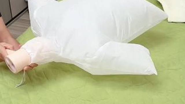 洗完的羽绒服总是一坨一坨的，或者平时着急穿的衣服都可以用这个烘干袋，洗完的羽绒服边吹边拍打，不仅干的