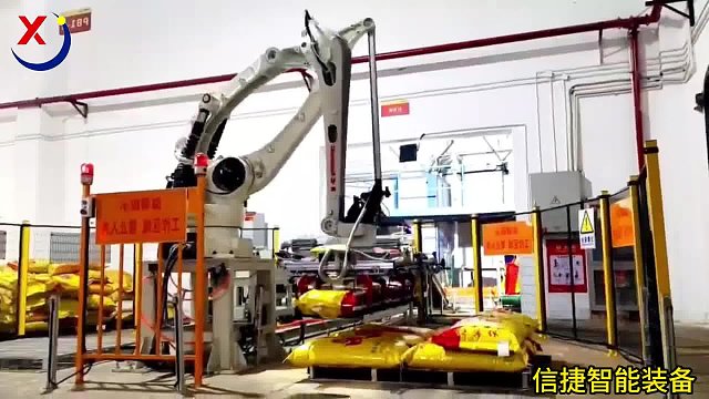 广东这个饲料厂上了码垛机器人后连个工人都找不到，30人的车间只剩一个叉车工1