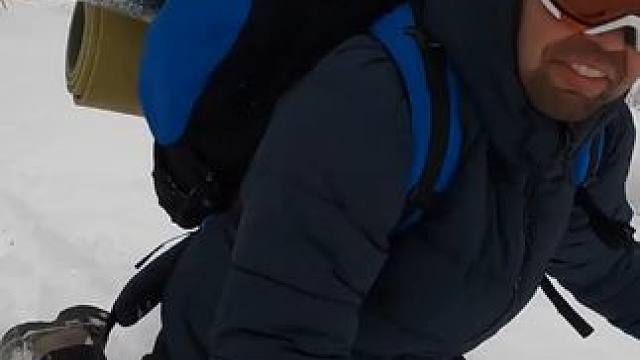 这才是真资格的极品牛人，在超强暴风雪中露营，风力达到了8级！ #暴风雪露营