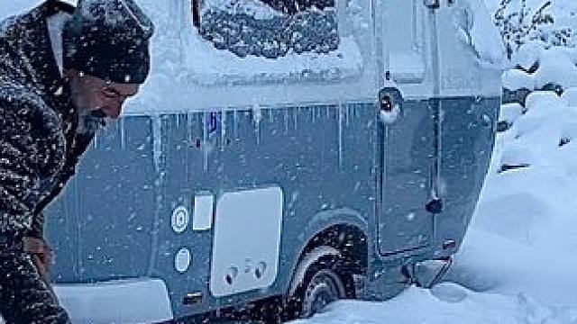 这才是懂生活的老夫妻，开着拖挂房车雪地露营，美滋滋享用烤肉串 #拖挂房车旅行生活