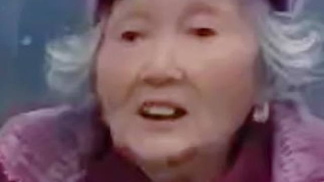 老人将电梯里镜子中的自己认成了自己母亲（编辑：胡龙）