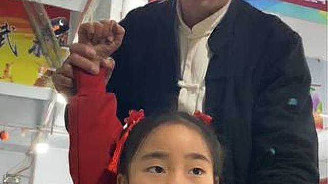 教练指导小学生练习武术，手把手指导