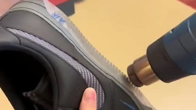 头一次见给鞋子贴膜的