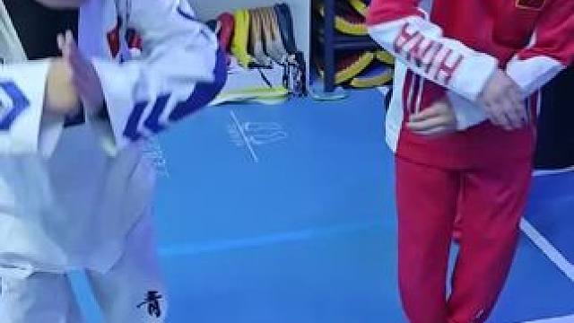 哈哈，训练完小伙子们还有激情跳个舞，  小家伙们的舞蹈潜力也不小嘛[破涕为笑][笑脸][笑脸][笑脸