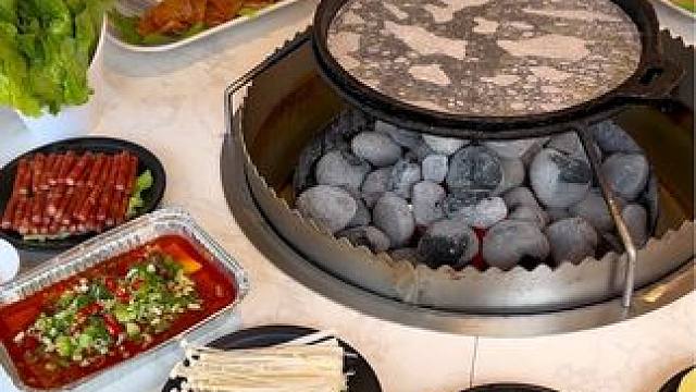 88吃这么大一桌简直不敢相信，荤菜的份量很足素菜可以免费吃只要不浪费，环境也是很安逸！#团购套餐 #