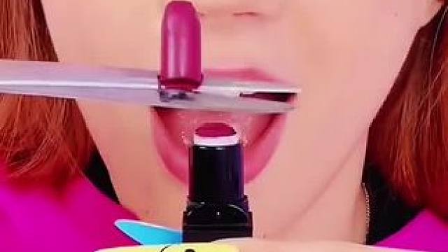 把口红剪断做成橡皮，这操作简直太牛了！#看一遍笑一遍 #意想不到的结局 #老外真会玩 #沙雕老外 #