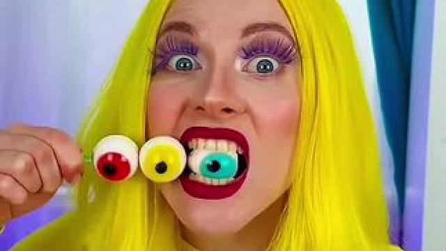 大眼睛软糖的特殊吃法，一口就吃掉一个！#看一遍笑一遍 #万万没想到 #这操作都看傻了 #老外真会玩 