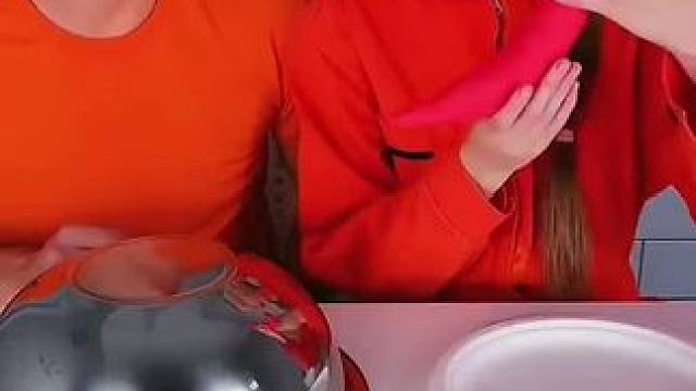 情侣盲盒游戏猜食物，没想到全都是套路！#看一遍笑一遍 #老外真会玩 #意想不到的结局 #这操作都看傻