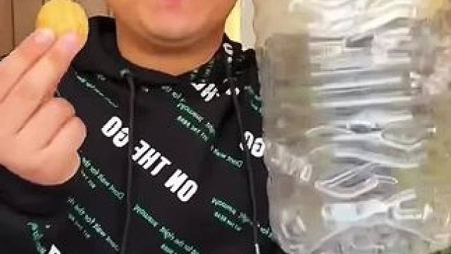 开核桃的高级方法，这招数简直太厉害了！#看一遍笑一遍 #万万没想到 #这操作都看傻了 #沙雕老外 #