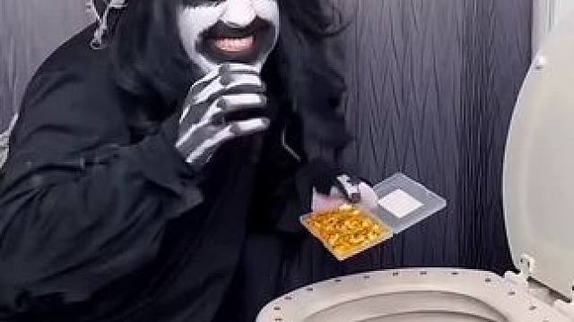 小怪物在马桶上放图钉，这行为简直太坏了！#看一遍笑一遍 #这操作都看傻了 #意想不到的结局 #万万没