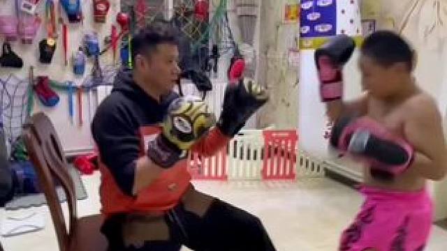 #主打的就是一个真实 #这谁顶得住啊 #专业动作请勿模仿 #一套动作行云流水 #客厅就是运动场