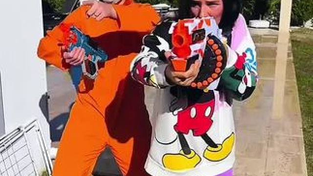 美女请帮手对付恶人，这武器可真先进！#看一遍笑一遍 #老外真会玩 #沙雕老外 #万万没想到 #意想不