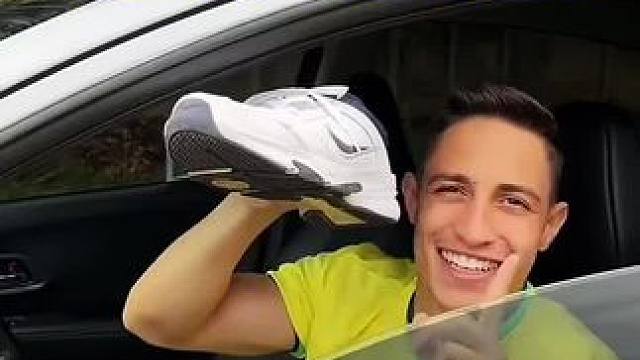 用运动鞋测试车窗性能，结果让人太意外了！#看一遍笑一遍 #意想不到的结局 #这操作都看傻了 #万万没