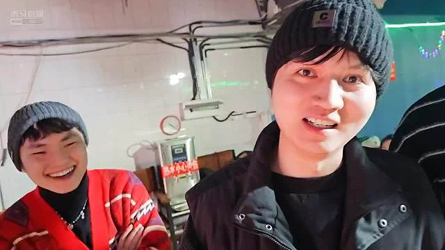 开朗的女主播每次见东东都笑？