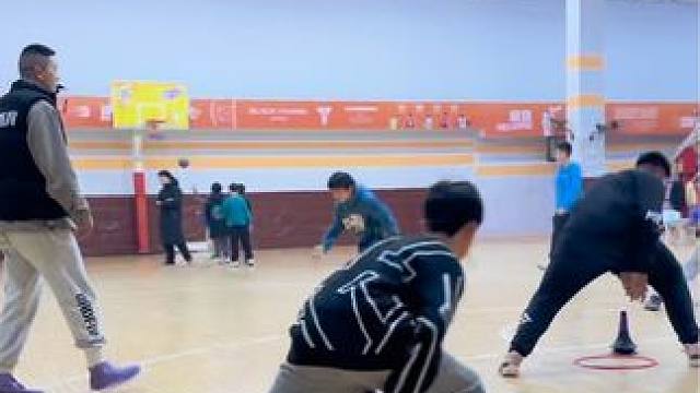 #篮球 #日常训练 #一分钟干货教学 
灵敏圈结合网球限制脚步
｜交替胯下绕网球加速
｜内外碎步胯下