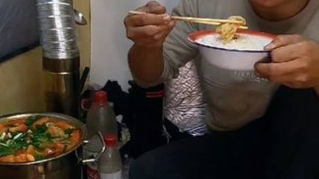 拉着几百斤的房车成功抵达河北消耗太大饿坏了，晚上做道开胃菜吃 #床车旅行 #穷游 #冬季骑行去东北 