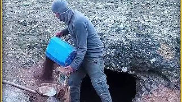 男人将小土坑改造成适合长久居住的家#野外建造 #野外生活#原始技术